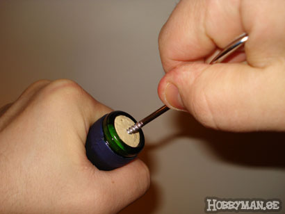 Skruva in kroken i korken